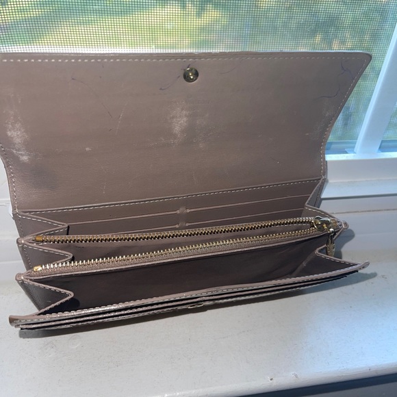 💰SOLD 💰100% Authentic Louis Vuitton Vernis Leather Gold Sarah Long Wallet - Picture 3 of 6